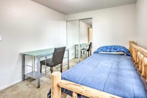 1 dormitorio con cama, escritorio y mesa en Walkable Sitka Getaway with Community Perks!, en Sitka
