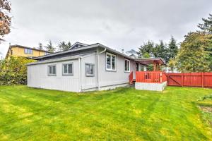 une petite maison dans une cour avec une pelouse verte dans l'établissement Walkable Sitka Getaway with Community Perks!, à Sitka