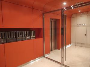 a dressing room with orange walls and glass doors at Cordón 4- 1D VUT 09-402 in Burgos