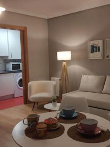 ein Wohnzimmer mit einem Sofa und einem Tisch in der Unterkunft Cordón 4 in Burgos