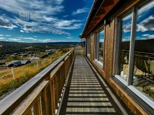 - une vue depuis le balcon d'une cabine dans l'établissement Brand new cottage with super views Skeikampen, à Svingvoll