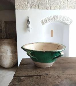 オストゥーニにあるDimora Lavinia Casa vacanze Centro storico Ostuniの木製のテーブルの上に座る緑の鉢