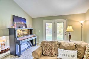 Imagen de la galería de Cleveland Area Home with Yard about 12 Mi to Dtwn!, en Parma