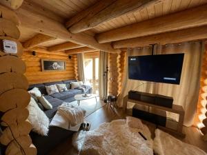 a living room with a couch and a flat screen tv at Le ZEN in Allos