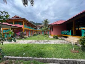a view of the courtyard of a resort at papaya resort in Kampung Tekek