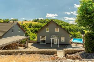 una casa con piscina e una casa di Spacious Home Sauna Hot Tub Pool Patio BBQ a Hohenfels-Essingen