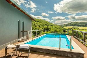 uma piscina na varanda de uma casa em Spacious Home Sauna Hot Tub Pool Patio BBQ em Hohenfels-Essingen