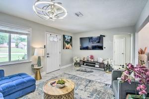 uma sala de estar com um sofá azul e uma televisão em Beautiful Family-Friendly Home in Arlington! em Arlington