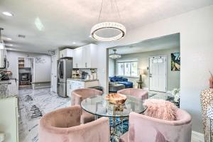 uma cozinha e sala de jantar com uma mesa de vidro e cadeiras cor-de-rosa em Beautiful Family-Friendly Home in Arlington! em Arlington