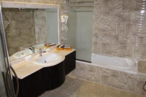 Al Salam Grand Hotel的一间浴室