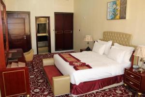 Łóżko lub łóżka w pokoju w obiekcie Al Salam Grand Hotel