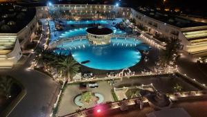 阿尔布亚米Al Salam Grand Hotel的享有大型游泳池的顶部景色