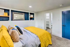 - une chambre avec un lit et une couverture jaune dans l'établissement Cozy and Modern SLC Home Yard, 6 Mi to Dtwn!, à Salt Lake City