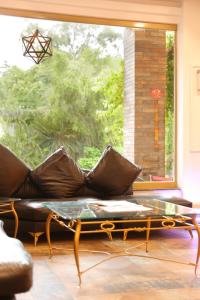 uma sala de estar com um sofá e uma grande janela em Lawrence View Hotel em Lahore