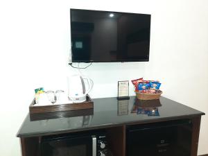 TV a/nebo společenská místnost v ubytování Lawrence View Hotel, Lahore
