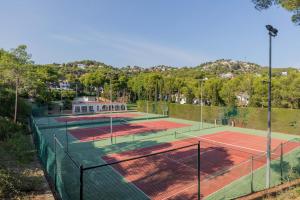 Tenis alebo squash v ubytovaní Cala Nostra - Vero alebo jeho okolí