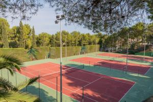 Tenis alebo squash v ubytovaní Cala Nostra - Vero alebo jeho okolí