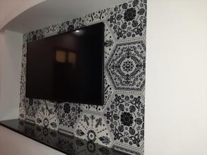 TV a/nebo společenská místnost v ubytování Lawrence View Hotel, Lahore