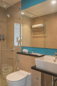 REPUBLIC INN في تيروباتي: حمام مع مرحاض ومغسلة ومرآة