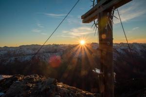 a view of the sun from the top of a mountain at Ferienwohnung Seifterhof in Sankt Andrä im Lungau