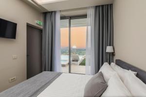 Posteľ alebo postele v izbe v ubytovaní Pietra Caves Suites