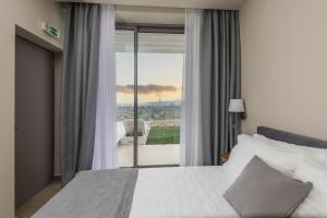 Posteľ alebo postele v izbe v ubytovaní Pietra Caves Suites