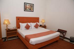 Postel nebo postele na pokoji v ubytování Lawrence View Hotel, Lahore