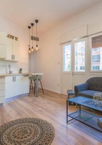 特拉维夫1B Patio beach house premium location w/2 balcony的客厅里有一张沙发和一张桌子。