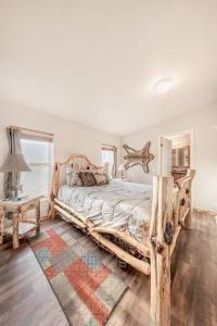 Ένα ή περισσότερα κρεβάτια σε δωμάτιο στο The Elk Run 2 bed 2 bath family retreat with wifi