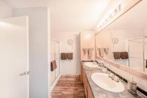 Ένα μπάνιο στο The Elk Run 2 bed 2 bath family retreat with wifi +31 φωτογραφίες