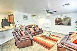 uma sala de estar com dois sofás de couro e uma mesa em Sunlit Tucson Escape with Patio about 10 Mi to Dwtn! em Tucson