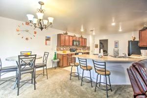 uma cozinha com mesa e cadeiras e um relógio na parede em Sunlit Tucson Escape with Patio about 10 Mi to Dwtn! em Tucson