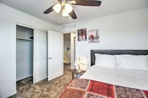 um quarto com uma cama e uma ventoinha de tecto em Sunlit Tucson Escape with Patio about 10 Mi to Dwtn! em Tucson