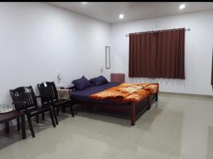 1 dormitorio con 1 cama, mesa y sillas en Aden Valley, kanthalloor, en Kanthalloor