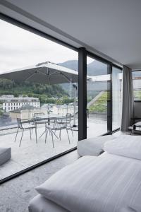 sypialnia z 2 łóżkami i stołem z parasolem w obiekcie Stadthotel Goldenes Schiff w mieście Bad Ischl