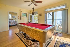Τραπέζι μπιλιάρδου στο Charming Waterfront Home Fish, Boat and More!
