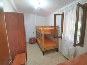 Pokój z łóżkiem piętrowym i lustrem w obiekcie PERLA DEL DELTA w mieście Loreo