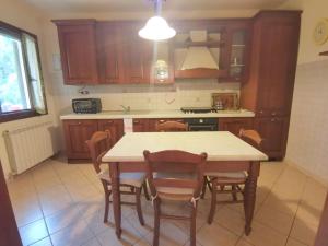 a kitchen with a table and some chairs and a table and a kitchenestamp at PERLA DEL DELTA in Loreo