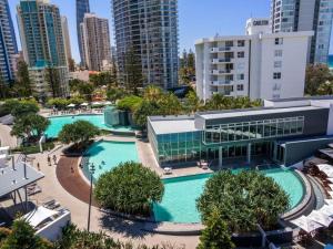 um grande edifício com duas piscinas numa cidade em Serain Residences on 9 Hamilton Avenue em Gold Coast