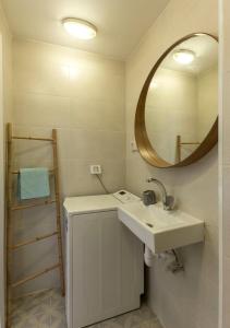 特拉维夫1B Patio beach house premium location w/2 balcony的浴室里有洗手池和镜子