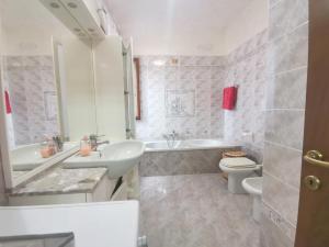 a bathroom with two sinks and a tub and a toilet at PERLA DEL DELTA in Loreo