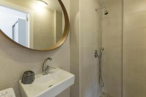 特拉维夫1B Patio beach house premium location w/2 balcony的浴室配有洗手池、镜子和淋浴。 更多22张照片