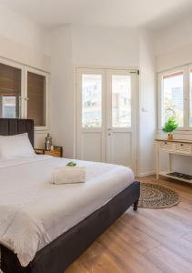 特拉维夫1B Patio beach house premium location w/2 balcony的一间带一张大床和两扇窗户的卧室