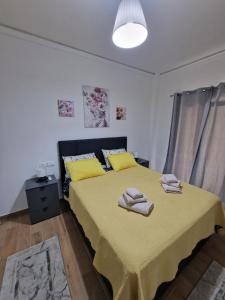 um quarto com uma cama com duas toalhas em Luxury apartment in Sepolia em Atenas