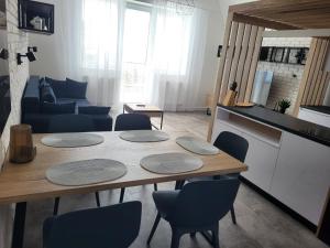 een eettafel en stoelen in de woonkamer bij Apartmán Pekná Vyhliadka - Vila Vlasta in Vysoke Tatry - Horny Smokovec