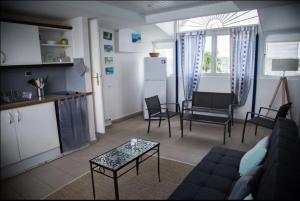 un salon avec un canapé et une table dans l'établissement Grand bleu-Superbe T2 vue mer & accès plage, au Gosier