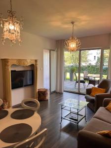 salon z kanapą i stołem w obiekcie Apartament Stella Baltic w Świnoujściu