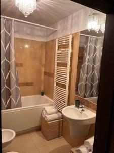 łazienka z umywalką, wanną i toaletą w obiekcie Apartament Stella Baltic w Świnoujściu