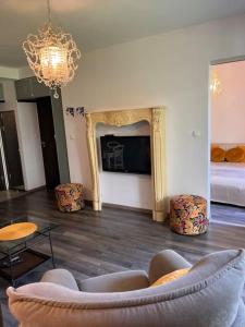 salon z kanapą i lustrem w obiekcie Apartament Stella Baltic w Świnoujściu +11 zdjęć