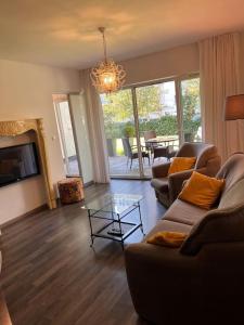 salon z kanapami i żyrandolem w obiekcie Apartament Stella Baltic w Świnoujściu